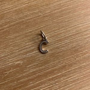 Pandora charm “C”